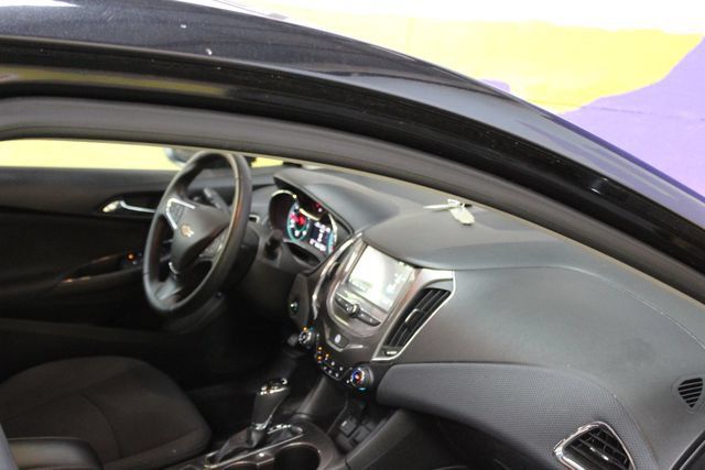 Used 2018 Chevrolet Cruze LT w/ LT Convenience Package FWD image 11