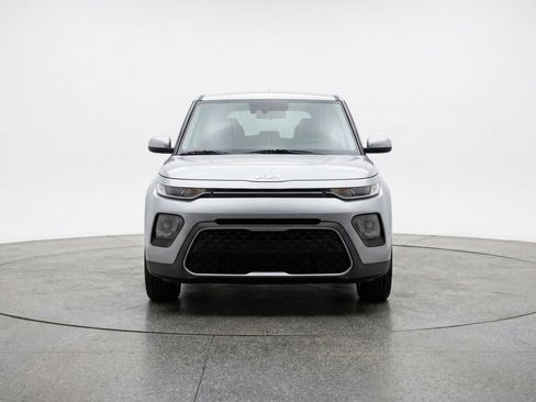 Used 2025 Kia Soul LX w/ LX Technology Package FWD image 2