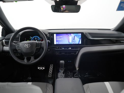 Used 2025 Toyota Camry SE image 13