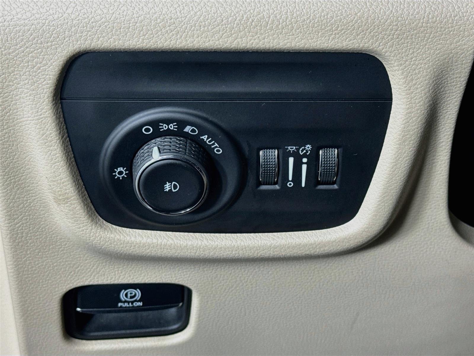 Used 2022 Jeep Grand Cherokee L Limited w/ Luxury Tech Group II AWD/4WD image 11