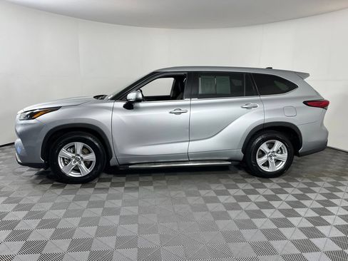 Used 2022 Toyota Highlander LE FWD image 18