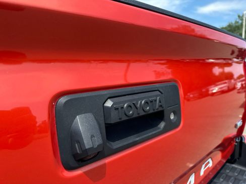 Used 2017 Toyota Tacoma TRD Sport w/ Tow Package (A/T) AWD/4WD image 8