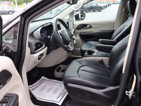 Used 2024 Chrysler Pacifica Touring-L FWD image 6