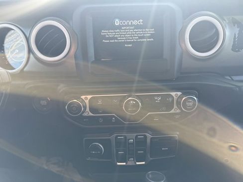 Used 2023 Jeep Gladiator Sport image 18