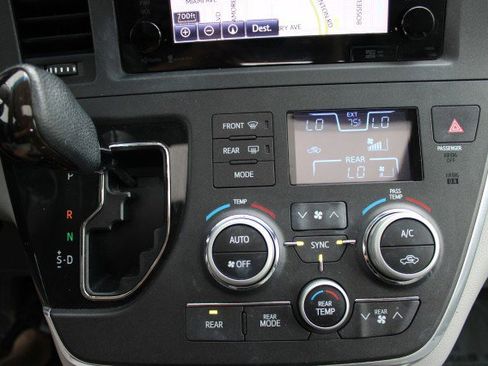 Used 2015 Toyota Sienna XLE Premium image 34