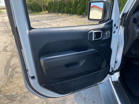 Used 2019 Jeep Wrangler Unlimited Sahara AWD/4WD image 10