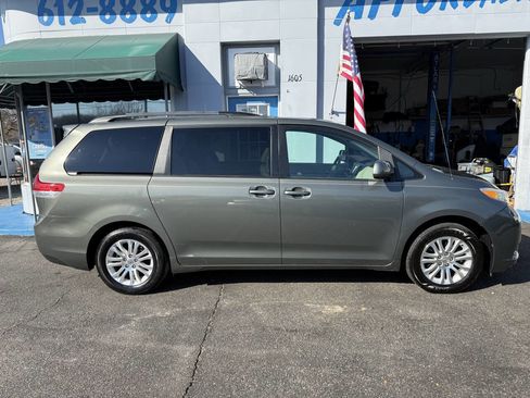 Used 2012 Toyota Sienna XLE image 5