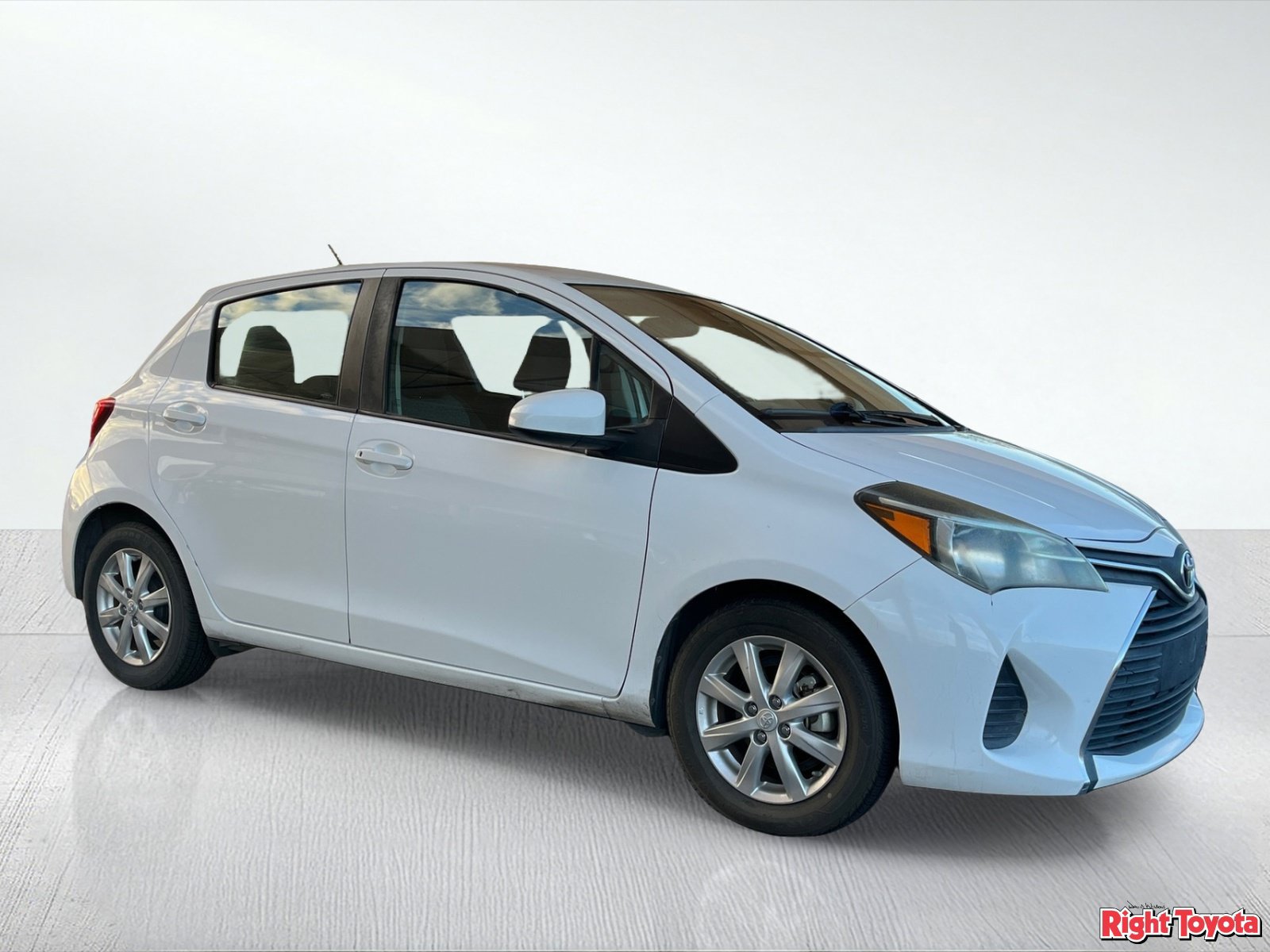 Used 2017 Toyota Yaris LE w/ Carpet Mat Package FWD image 5