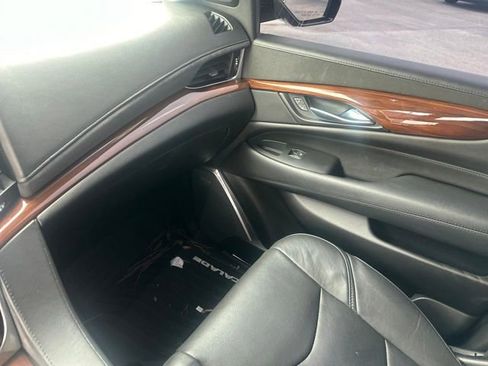 Used 2018 Cadillac Escalade 2WD image 18