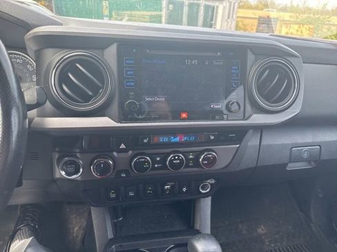 Used 2017 Toyota Tacoma TRD Sport AWD/4WD image 18
