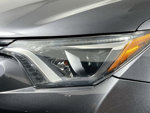 Used 2018 Toyota RAV4 XLE AWD/4WD image 12
