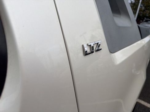 Used 2010 Chevrolet Avalanche LTZ image 9