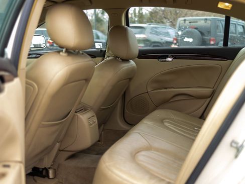 Used 2011 Buick Lucerne CXL image 24