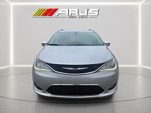 Used 2018 Chrysler Pacifica Limited FWD image 6