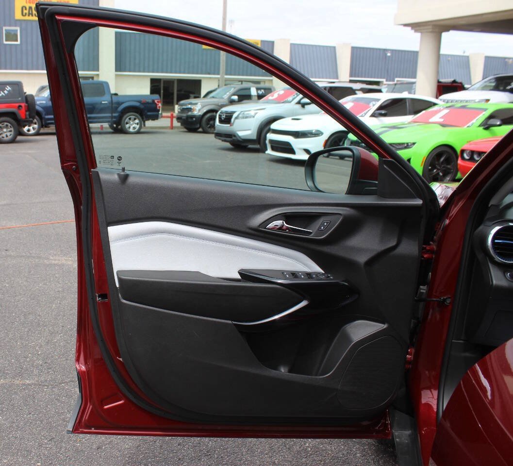 Used 2025 Chevrolet Trax LT FWD image 18