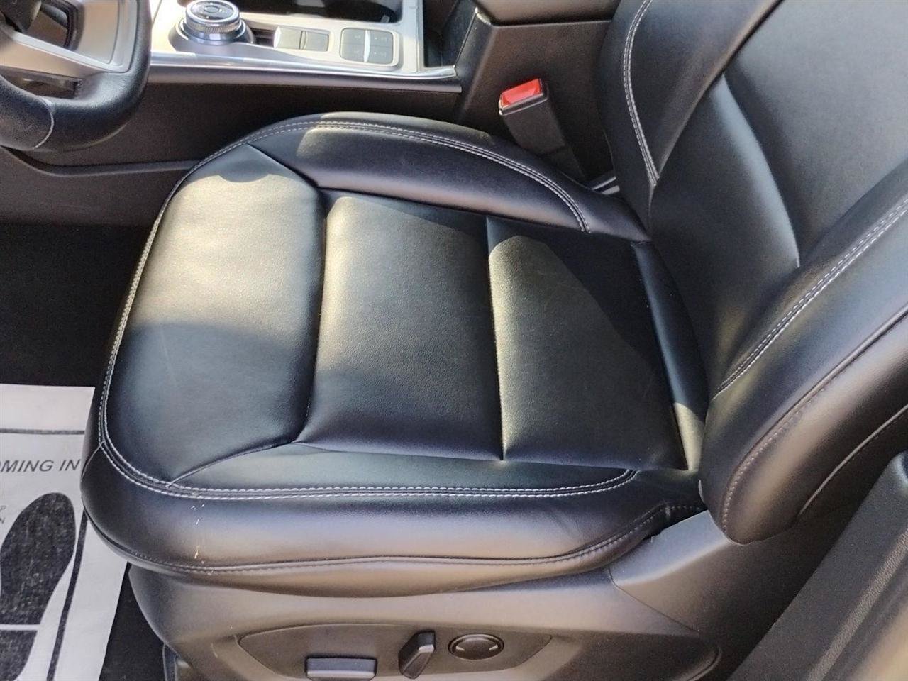 Used 2024 Ford Explorer XLT w/ Equipment Group 202A RWD image 19