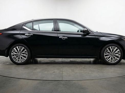 Used 2025 Nissan Altima 2.5 SV image 11