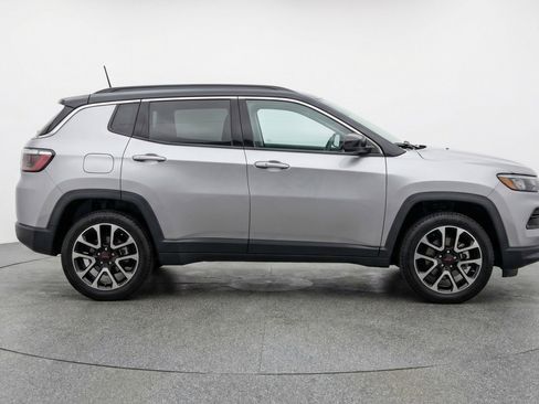 Used 2025 Jeep Compass Trailhawk image 11