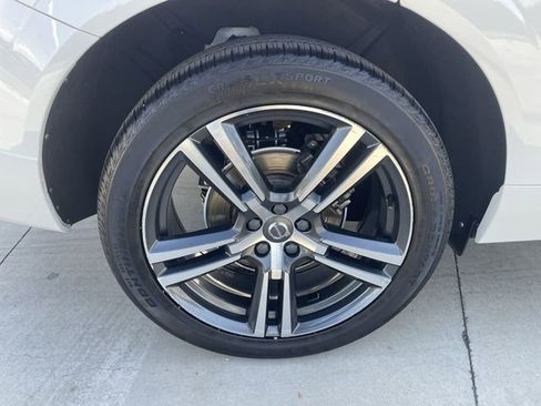 Used 2019 Volvo XC60 T5 Momentum w/ Premium Package image 33