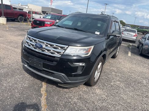 Used 2018 Ford Explorer XLT w/ Equipment Group 202A FWD image 3