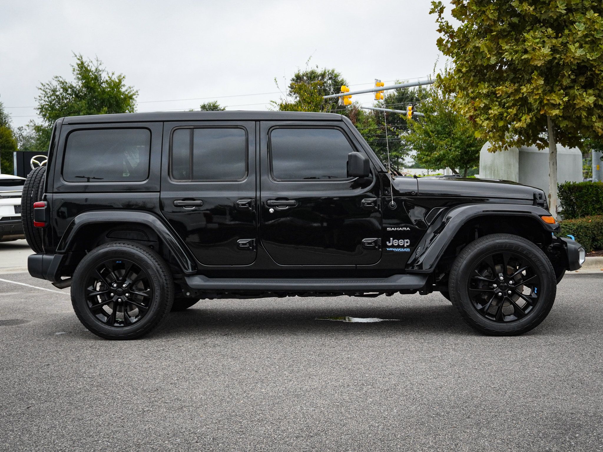 Used 2022 Jeep Wrangler Unlimited Sahara w/ Cold Weather Group AWD/4WD image 11
