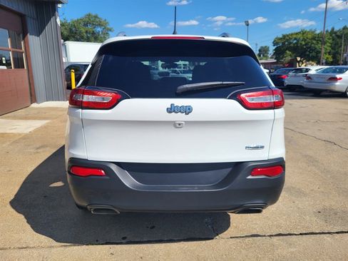 Used 2017 Jeep Cherokee Latitude FWD image 6