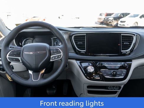 Used 2024 Chrysler Pacifica Select image 17