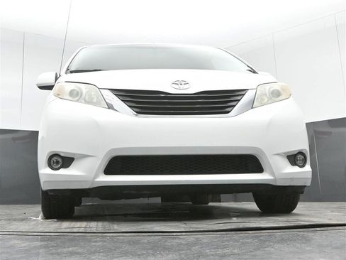 Used 2012 Toyota Sienna LE image 32