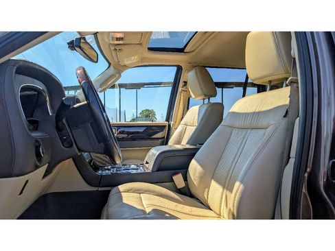Used 2016 Lincoln Navigator Reserve image 14