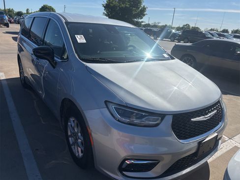 Used 2024 Chrysler Pacifica Touring-L image 6