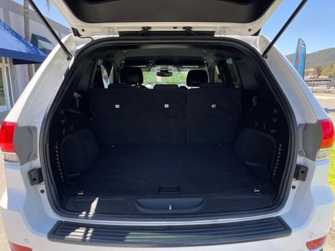 Used 2017 Jeep Grand Cherokee Laredo RWD image 9