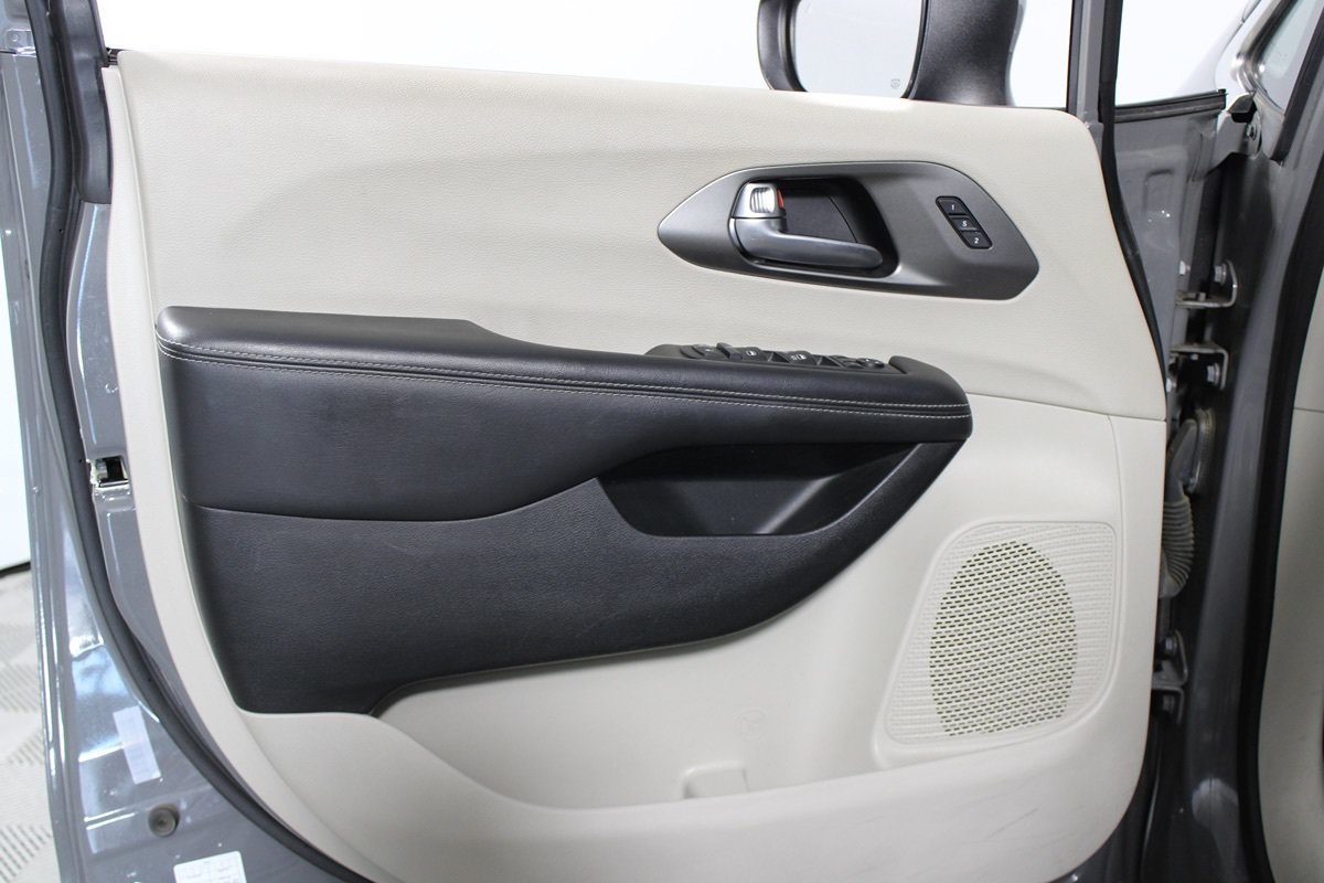 Used 2023 Chrysler Pacifica Touring-L FWD image 5
