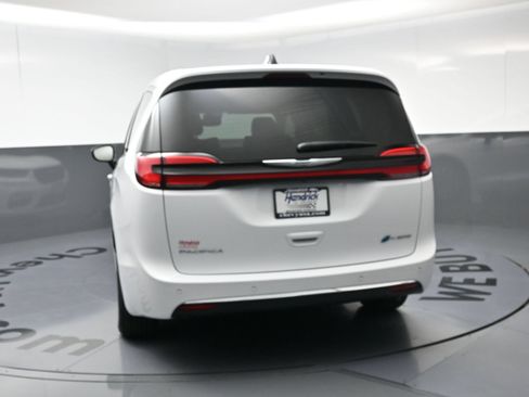 Used 2024 Chrysler Pacifica Limited FWD image 8