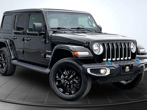 Used 2023 Jeep Wrangler Unlimited Sahara w/ Cold Weather Group AWD/4WD image 21