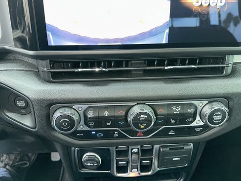 Used 2024 Jeep Wrangler Unlimited w/ Convenience Group image 28