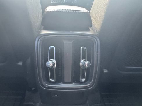 Used 2019 Volvo XC40 T5 R-Design image 26