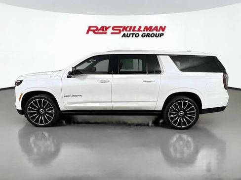 Used 2025 Chevrolet Suburban High Country AWD/4WD image 4