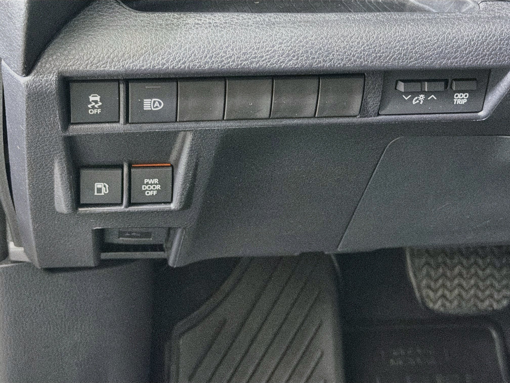 Used 2025 Toyota Sienna XSE FWD image 16