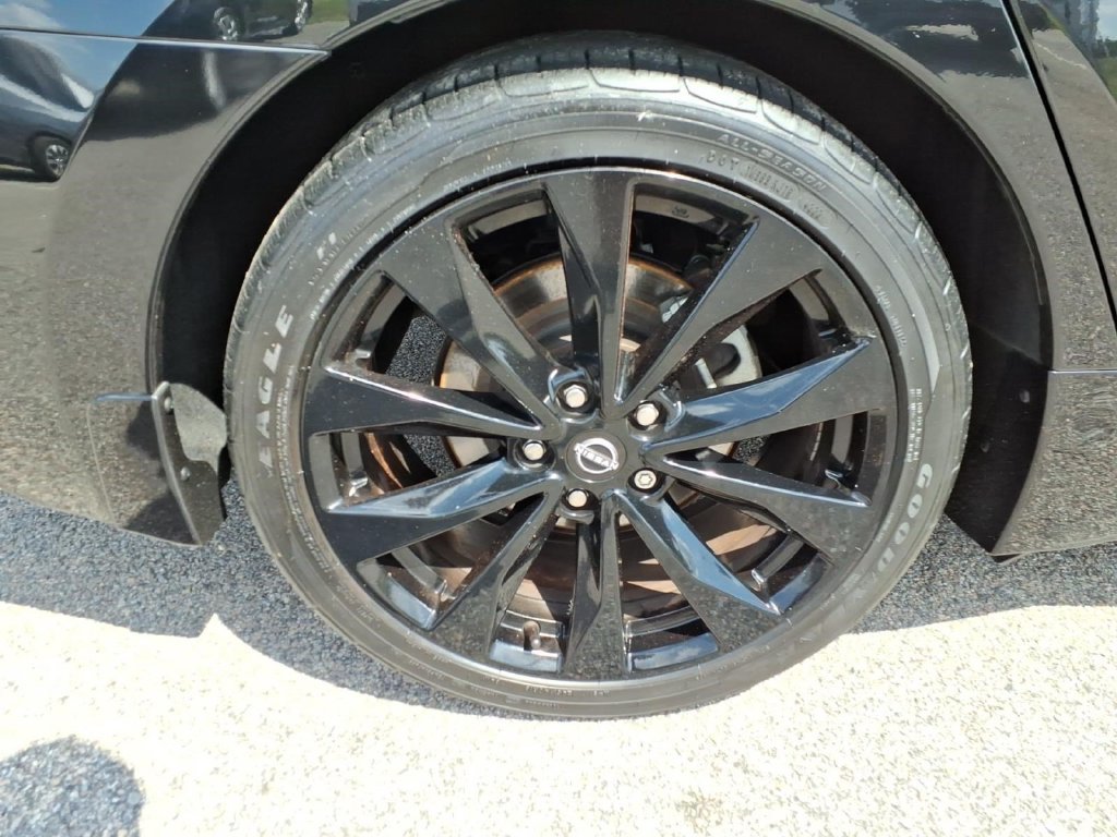 Used 2023 Nissan Maxima SR w/ Sport Mat Group FWD image 11