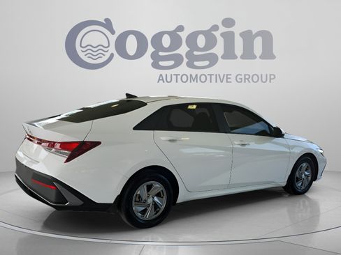 Used 2025 Hyundai Elantra SE FWD image 5