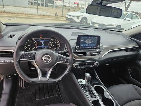 Used 2024 Nissan Altima 2.5 SV image 16