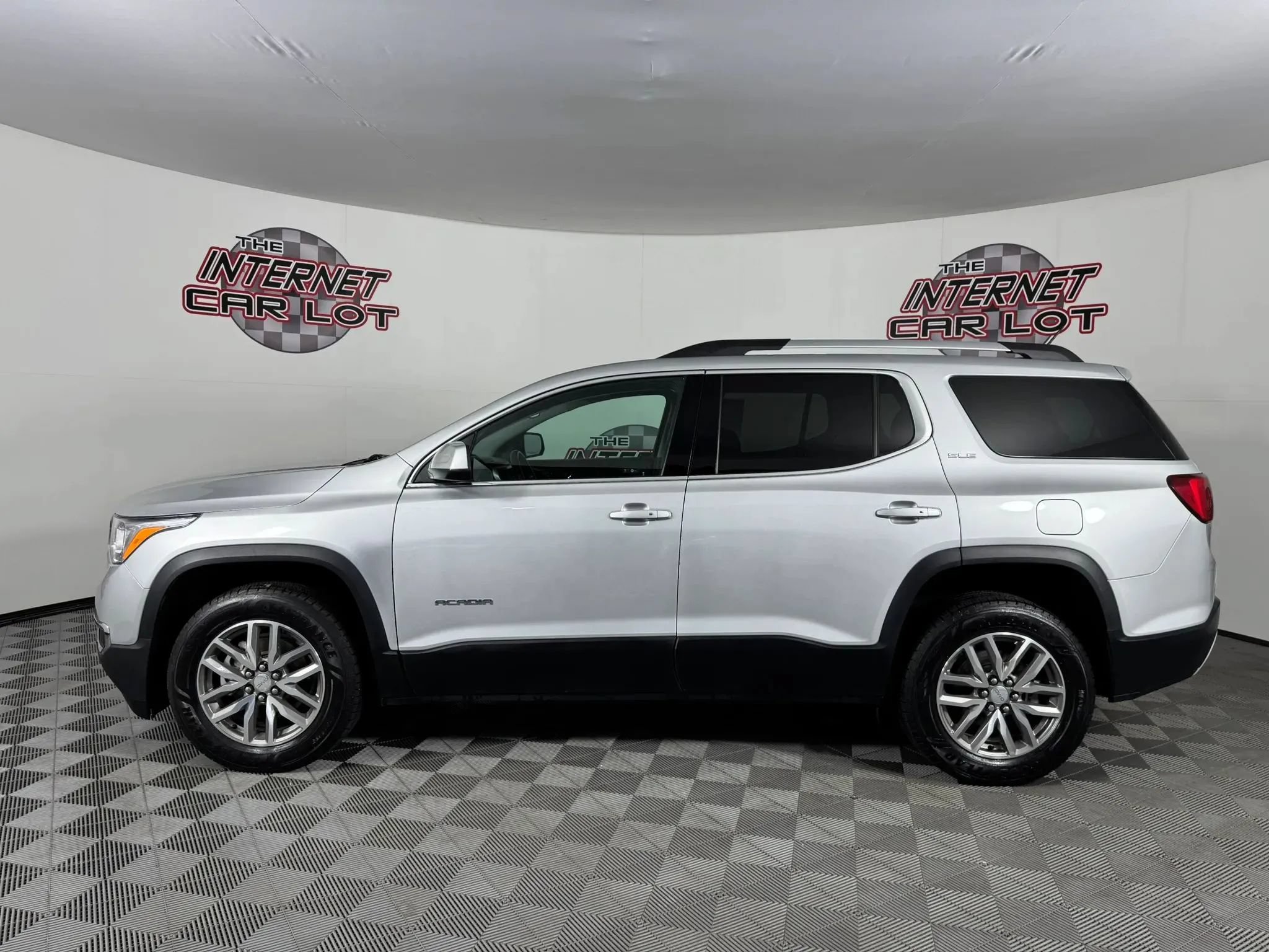 Used 2017 GMC Acadia SLE w/ Driver Alert Package I AWD/4WD image 4