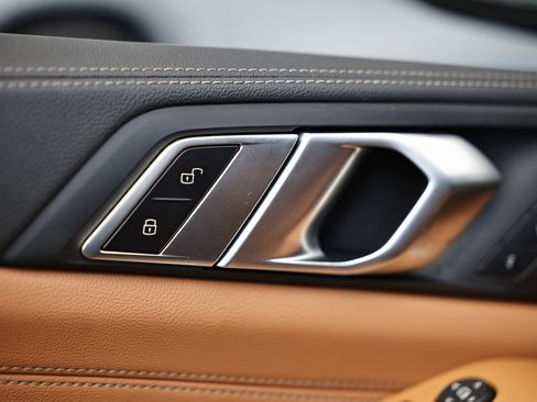 Used 2022 BMW X5 xDrive40i w/ M Sport Package image 16