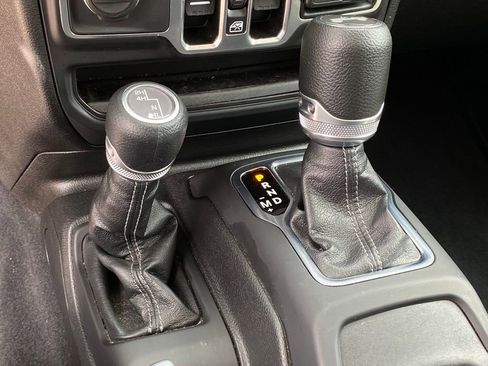 Used 2025 Jeep Wrangler Unlimited Sahara AWD/4WD image 20