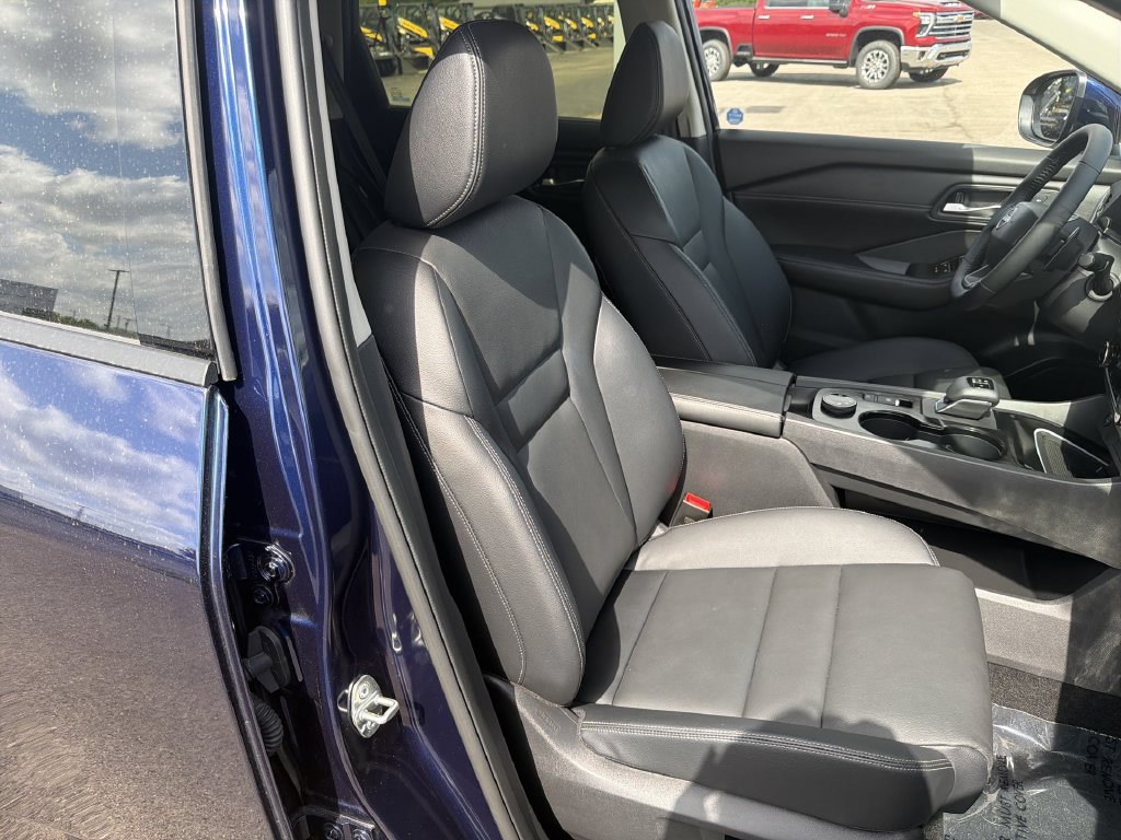Certified 2025 Nissan Rogue SL w/ Tech Package AWD/4WD image 19