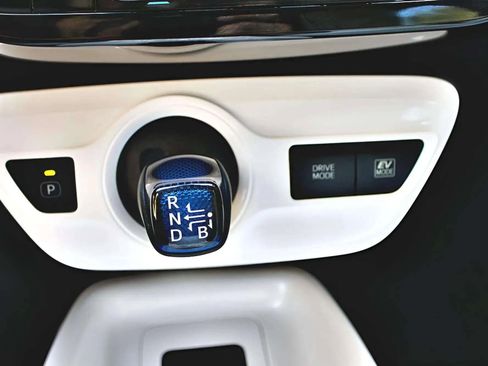 Used 2018 Toyota Prius Two image 21