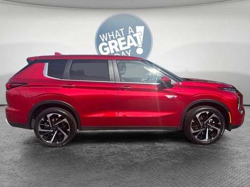 Used 2025 Mitsubishi Outlander SE AWD/4WD image 2