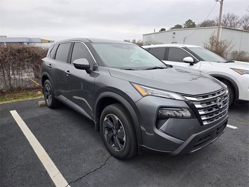 Used 2025 Nissan Rogue SV image 3