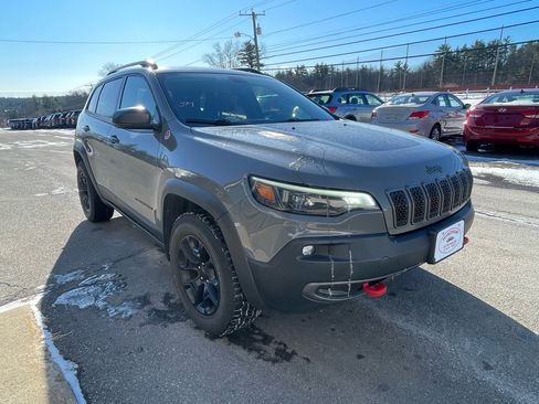 Used 2019 Jeep Cherokee Trailhawk image 3