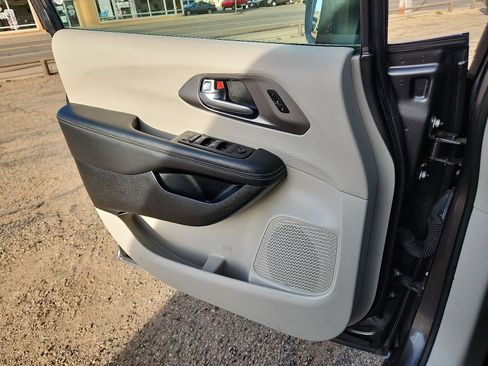 Used 2023 Chrysler Pacifica Touring-L image 13